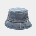 Dettaglio macro del cappello a secchiello in denim lavato con cuciture e trama del tessuto - M (56-58cm) / Azzurro