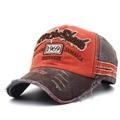 Détail de casquette vintage délavée orange et marron avec broderie 1969 et bords usés - Orange