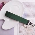 Porte-clés en sangle de nylon vert foncé avec un fermoir mousqueton en métal noir robuste - Vert Militaire