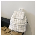 Gesteppter weißer Cloud Rucksack mit Wattierung und Kordelzug auf lässigem Hintergrund - Weiß
