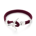 Vista dettagliata del bracciale in corda intrecciata bordeaux con ciondolo aereo d'argento e ancora - Corda Rosso Vino Fibbia Argento