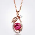 Dettaglio del ciondolo a foglia in oro rosa con grande rubino rosso e brillanti - Collana con ciondolo