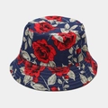 Dettaglio cappello alla pescatora con motivi di rose rosse e cuciture bianche a contrasto - M (56-58cm) / Rosa Blu Scuro