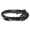 Dettaglio del bracciale in corda intrecciata nautica con chiusura a gancio per pesci - Mix Nero Blu