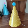 Set de gorros coloridos de cumpleaños con lunares, cuadros, pompones y bandas elásticas de sujeción - Talla única / Sombrero de cumpleaños de lunares amarillos
