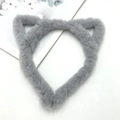 Primer plano detallado de la diadema de felpa gris con orejas de gato sobre fondo blanco - Oreja de gato / Corto / Gris