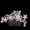 Detalle de peineta de novia en oro rosa con pedrería floral y perlas blancas - Estilo 1 / Oro rosa