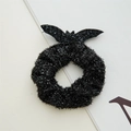 Dettaglio di scrunchie nero di Halloween in tessuto glitterato con ali di pipistrello lucide - Elastico con Pipistrello Lucido Piccolo