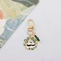 Dettaglio del portachiavi panda dorato con anello di bambù e motivi di coppia panda - Stile Vista Posteriore Panda (5)