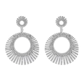 Eleganti orecchini pendenti a ventaglio in argento con zirconi brillanti su sfondo bianco - Bianco