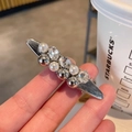 Dettaglio del fermaglio argento con perle incastonate e strass ovali brillanti - Clip a Becco d'Anatra con Strass e Perle / Argento