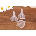 Tre mini imbuti in plastica trasparente con manici su sfondo in legno - Stile Semplice / Trasparente