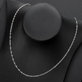 Dettaglio di una collana a catena attorcigliata argento su un busto di velluto nero - Catena a Onda d'Acqua in Acciaio / 45cm+5cm