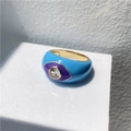 Detailansicht eines vergoldeten Rings mit blauem Emaille-Auge und Zirkonia-Einlage - Blau und Violett