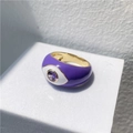 Makro-Detail des lila Emaille-Ringes mit Goldbeschichtung und einem Zirkonia-Stein - Violett Weiß
