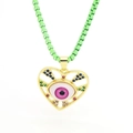 Primer plano del colgante de corazón ojo turco con diamantes de colores y cadena verde - Rosa