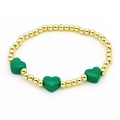 Vue détaillée d'un bracelet de perles dorées avec trois breloques en forme de cœur vert émail - Vert