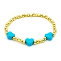 Détail du bracelet à billes dorées orné de trois cœurs en émail bleu céleste - Bleu