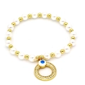 Detailaufnahme eines Perlenarmbands mit bösem Auge und glitzerndem goldenem Zirkonia-Ring - G5-Blaues Auge Ring