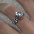 Elegante anello in argento regolabile con grande perla grigia e pietre pavé brillanti - Anello in Argento con Perla Grigia e Zircone Completo