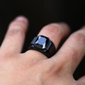 Primer plano de un anillo vintage para hombre de acero inoxidable con gema negra rectangular - Talla EE. UU. 7 / Negro con piedra preciosa negra