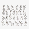 Silberne Edelstahl-Anhänger-Set A-Z mit Verbindungsringen auf weißem Hintergrund - Buchstabe A / Stahlfarbe