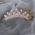 Couronne de princesse dorée avec perles, cristaux et fleurs roses sur fond gris doux - C-1# KC Or - Style Papillon Strass