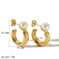 Pendientes de aro en C de acero dorado con perlas blancas y medidas del producto - Estilo Perla Dorada (TE6956-G)