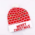 Detalle del gorro navideño rojo con patrón de ladrillos y luces LED de fiesta - Estilo Cuadros Ladrillo Merry Christmas