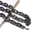 Detailaufnahme der dunkelgrauen Brillenkette mit rechteckigen Gliedern und Silikon-Loops - Gunmetal-Schwarz