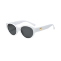 Lunettes de soleil œil-de-chat blanches rétro avec verres foncés et détails dorés - Monture Blanc Solide Verres Gris Noir