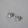 Orecchini a cerchio minimalisti in argento con una pietra di agata verde pallido - Placcato Oro Bianco - Prehnite