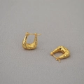 U-förmige vergoldete Ohrringe mit Hammerschlag-Textur für Damen im minimalistischen Stil - Helles Gold