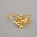 Detailansicht der gebürsteten Gold-Ginkgoblatt-Struktur am verstellbaren Armreif - Gold