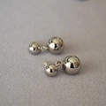 Orecchini a perno minimalisti con doppia sfera d'argento su sfondo di tessuto viola - Placcato Platino