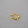 Makroaufnahme von minimalistischem vergoldetem Messingring mit Wellenstruktur - Einstellbar Offen / Gold