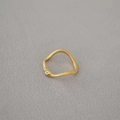 Minimalistischer goldener Schlangenring mit Schuppenstruktur und Edelsteinaugen für Damen - US 8 / Gold