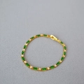 Bracciale minimalista in ottone dorato con pietre verdi e zirconi bianchi luminosi - Verde