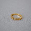 Anello minimalista a doppio strato in ottone placcato oro con zircone su tessuto grigio - US 7 / Oro