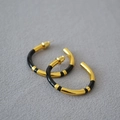 Orecchini a C minimalisti in ottone placcato oro con finitura in smalto nero - Nero