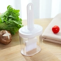 Pennello per olio integrato con bottiglia su tagliere in legno e verdure fresche - Nylon Bianco