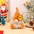 Detalle de gnomo de cosecha con gorro naranja, girasol y decoración de hoja de membrillo - Gnomo Estilo Masculino (Con Barba) / Naranja