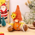 Detalle de gnomo de cosecha con gorro naranja de punto, girasol y hoja de arce decorativa - Gnomo Estilo Femenino (Con Trenzas) / Naranja
