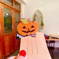 Dettaglio molletta a zucca in feltro con foglia glitterata su supporto di cartoncino - Fermaglio Foglia di Zucca