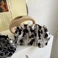 Détail de pochettes en dentelle florale avec tirettes en perles et texture plissée - Fleur Blanche