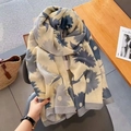 Écharpe femme en coton et lin à fleurs bleues drapée avec élégance en décor naturel - Bleu