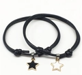 Dettaglio dei braccialetti in corda cerata nera regolabile con ciondoli a stella - Set Coppia di Stelle / Ciondoli Bianco e Nero + Cordino Nero