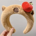Detalle de diadema de peluche con orejas de oso y adorno de manzana roja en 3D - Carpincho Manzana