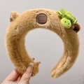 Detalle de diadema de oso de peluche marrón con pequeña decoración de tortuga verde - Carpincho Tortuga