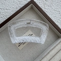 Dettaglio molletta per capelli in acrilico trasparente con trama a rete marmorizzata - Quadrato Piatto / Bianco